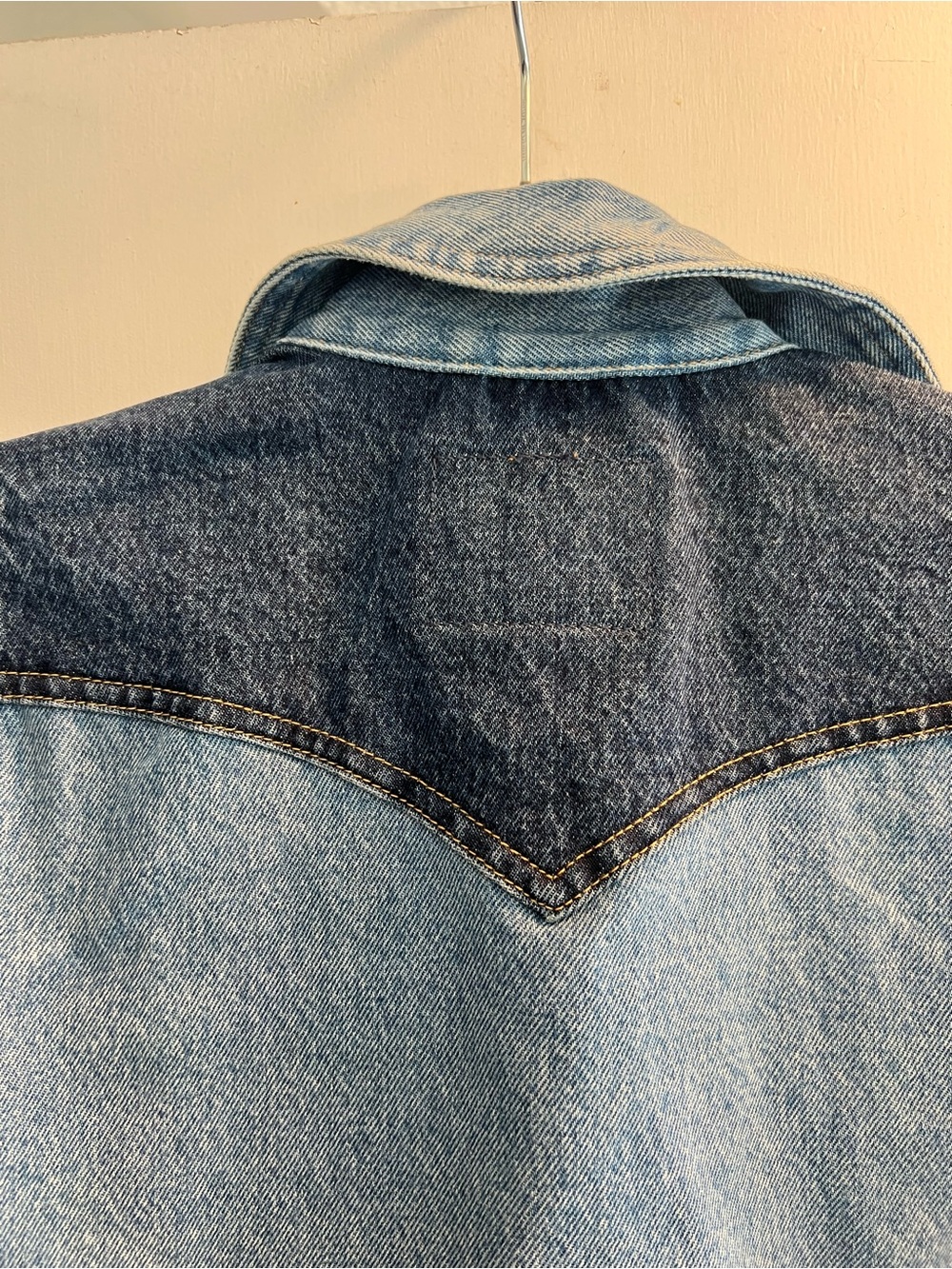 Levi's Two-Tone Blue Denim Jacket - Picture 5 of 6